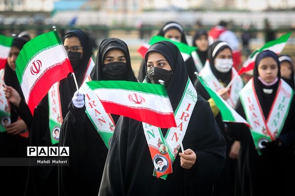 حضور دانش‌آموزان در راهپیمایی ۲۲ بهمن