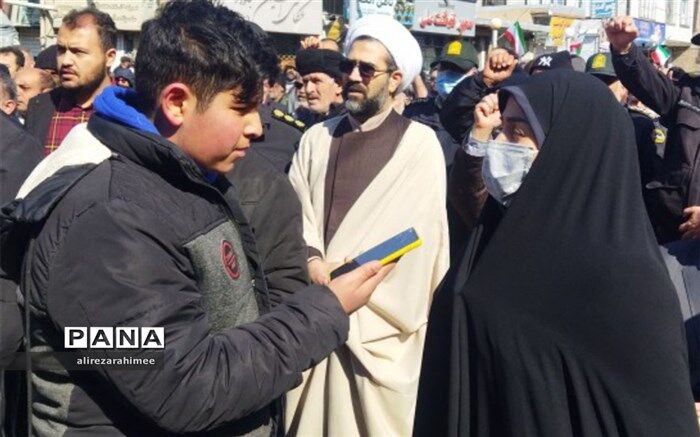 حضور معلمان در کنار دانش‌‌آموزان در راهپیمایی ۲۲بهمن، آموزش الفبای ایران‌شناسی و وفاداری به آن است