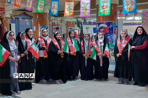 تجدید میثاق دانش‌آموزان  با شهدا در بوشهر