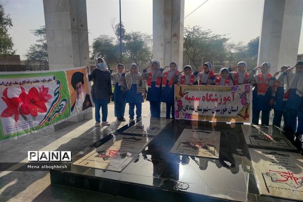 غبارروبی وعطرافشانی مزار شهدای شادگان