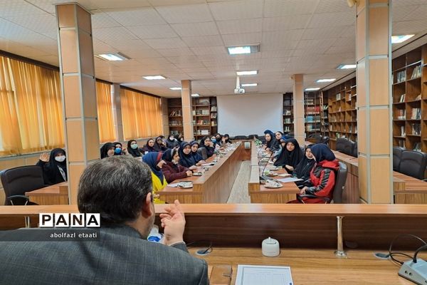 نشست هم‌اندیشی منتخبین  شورای دانش‌آموزی مدارس منطقه ۱۰