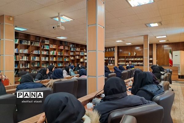 نشست هم‌اندیشی منتخبین  شورای دانش‌آموزی مدارس منطقه ۱۰