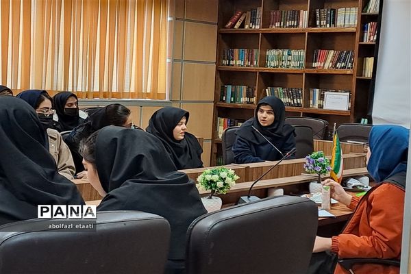 نشست هم‌اندیشی منتخبین  شورای دانش‌آموزی مدارس منطقه ۱۰