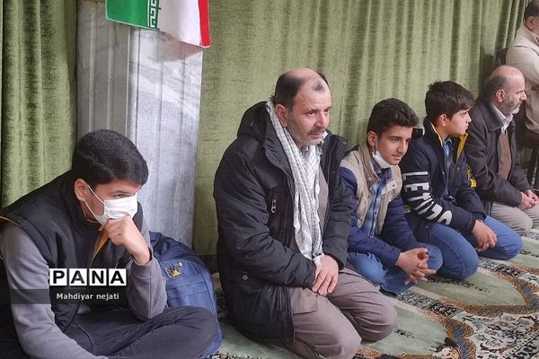 شرکت فعال دانش‌آموزان مدرسه شهید بهشتی رودهن در نماز جمعه