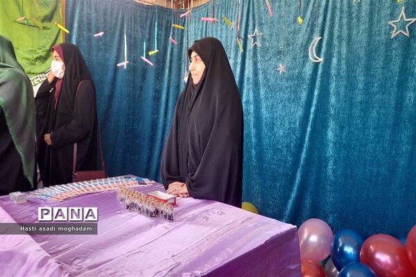برپایی موکب انقلاب خواهران و برادران با اهدای بسته‌های فرهنگی در ملارد