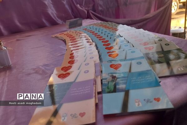 برپایی موکب انقلاب خواهران و برادران با اهدای بسته‌های فرهنگی در ملارد