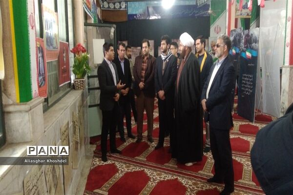 بازدید حجت الاسلام حاج علی اکبری خطیب نماز جمعه تهران از نمایشگاه مدرسه انقلاب