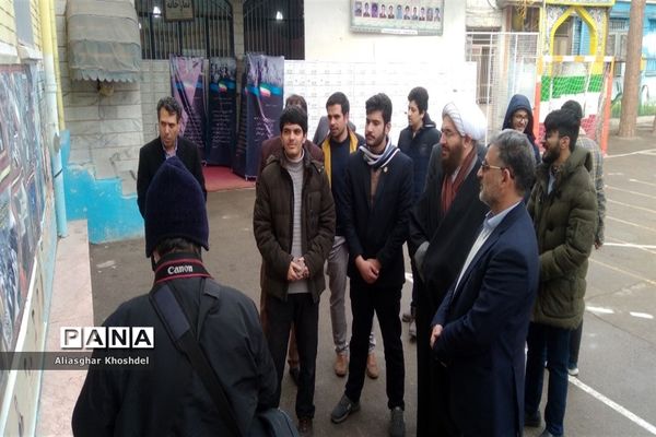 بازدید حجت الاسلام حاج علی اکبری خطیب نماز جمعه تهران از نمایشگاه مدرسه انقلاب