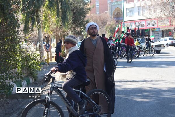 همایش دوچرخه‌سواری به‌مناسبت دهه فجر در قم