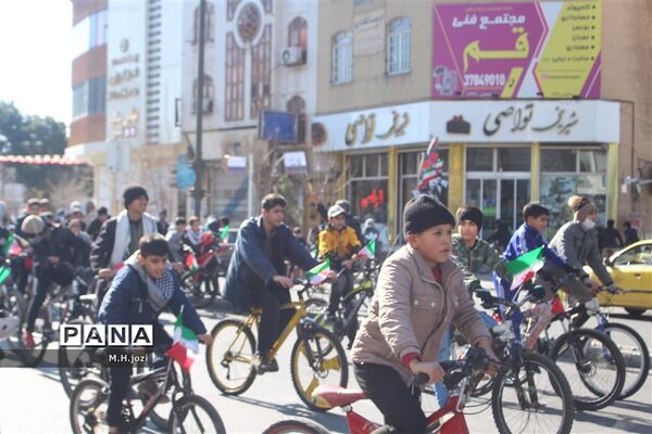 همایش دوچرخه‌سواری به‌مناسبت دهه فجر در قم