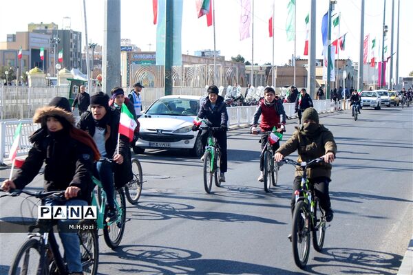 همایش دوچرخه‌سواری به‌مناسبت دهه فجر در قم