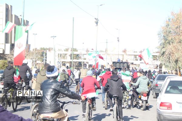 همایش دوچرخه‌سواری به‌مناسبت دهه فجر در قم