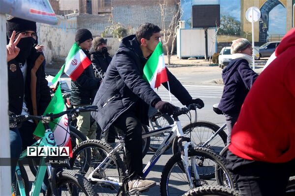 همایش دوچرخه‌سواری به‌مناسبت دهه فجر در قم