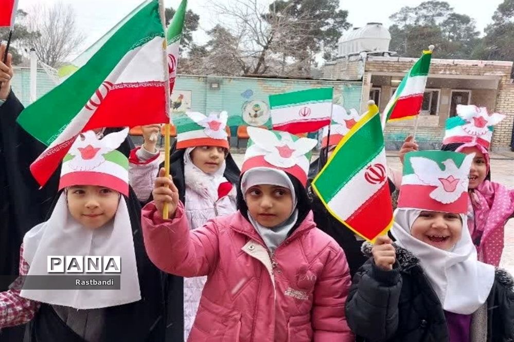 بازارچه خیریه دانش‌آموزی در دبستان شجره طیبه منطقه ۱۳