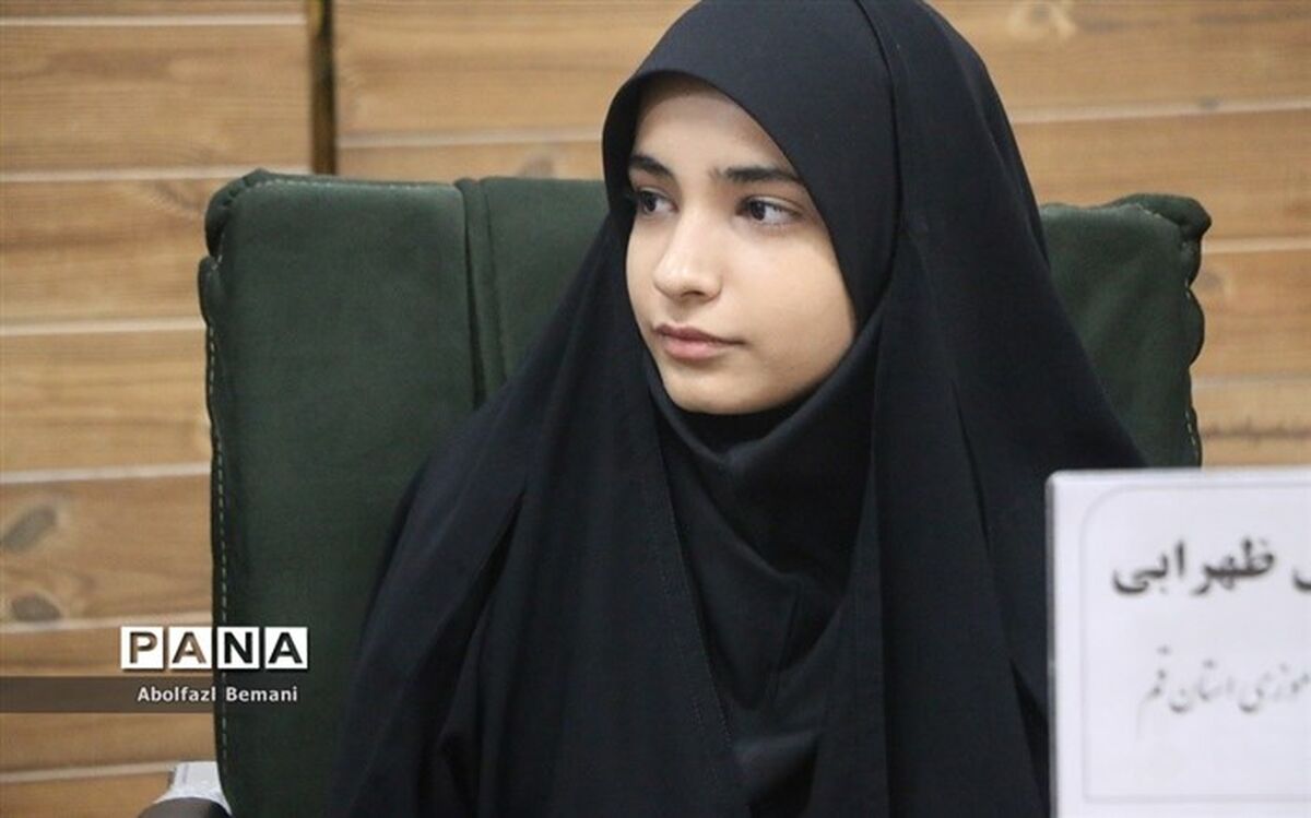 استقرار غرفه مجلس دانش‌آموزی قم در مسیر راهپیمایی ٢٢ بهمن