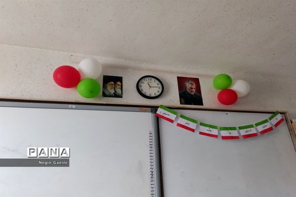 آذین‌بندی دبیرستان شهیده قضایی قم به مناسبت سالگرد پیروزی انقلاب