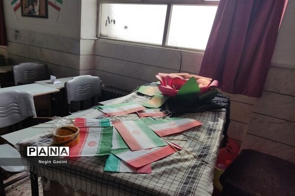 آذین‌بندی دبیرستان شهیده قضایی قم به مناسبت سالگرد پیروزی انقلاب