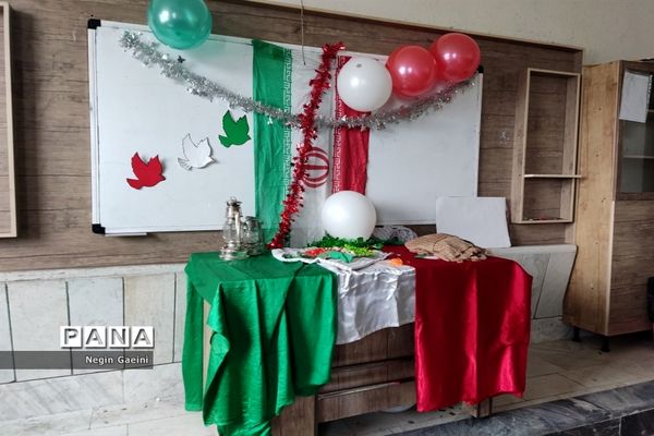 آذین‌بندی دبیرستان شهیده قضایی قم به مناسبت سالگرد پیروزی انقلاب