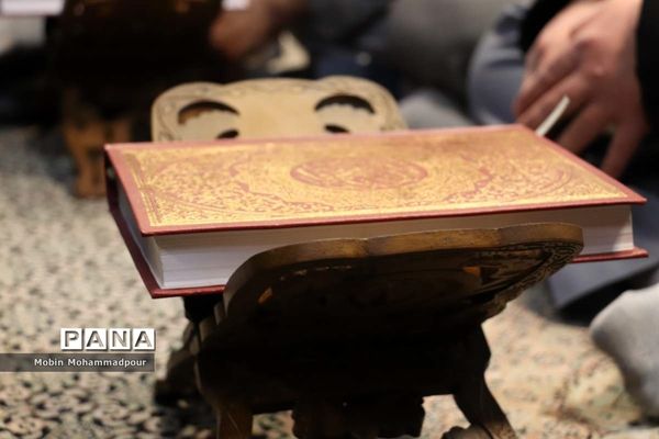 نشست رسالت جامعه قرآنی در عرصه جهاد تبیین