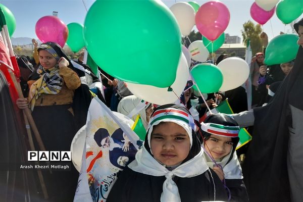 حضور دانش‌آموزان کازرونی در راهپیمایی شکوه ۴۴