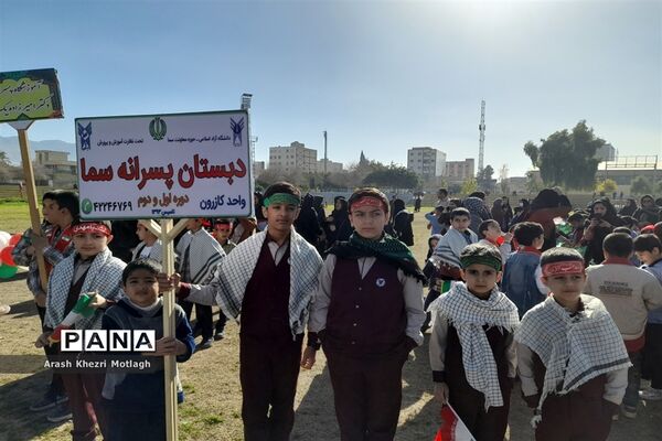 حضور دانش‌آموزان کازرونی در راهپیمایی شکوه ۴۴