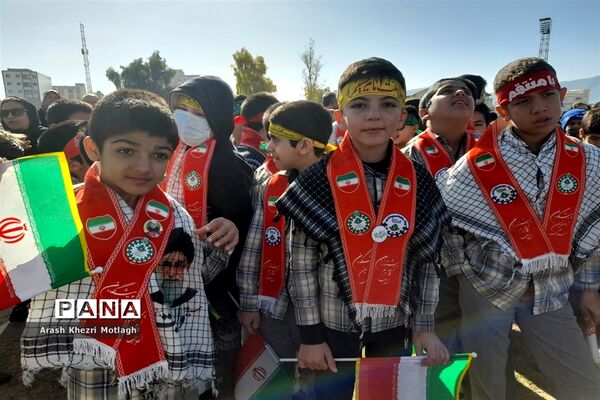 حضور دانش‌آموزان کازرونی در راهپیمایی شکوه ۴۴