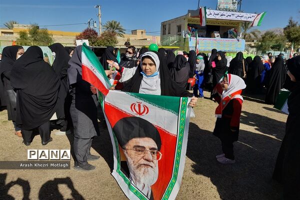حضور دانش‌آموزان کازرونی در راهپیمایی شکوه ۴۴