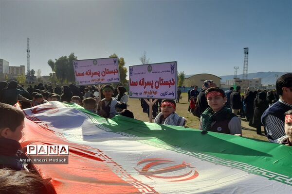 حضور دانش‌آموزان کازرونی در راهپیمایی شکوه ۴۴