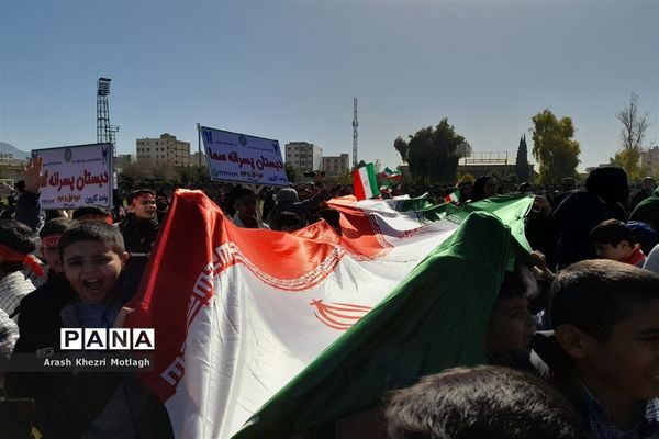 حضور دانش‌آموزان کازرونی در راهپیمایی شکوه ۴۴