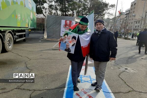 حضور دانش‌آموزان در راهپیمایی 22 بهمن چهل و چهارمین سالروز پیروزی انقلاب اسلامی