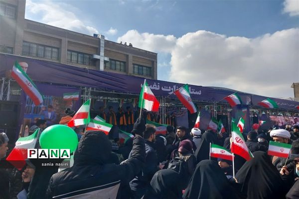 حضور حماسه آفرینی دانش‌آموزان و فرهنگیان منطقه ۱۰ در راهپیمایی ۲۲ بهمن ۱۴۰۱