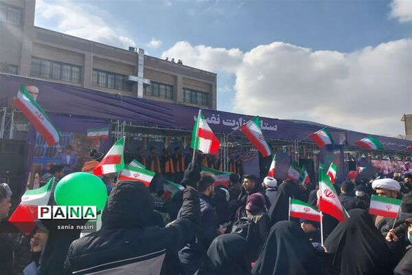 حضور حماسه آفرینی دانش‌آموزان و فرهنگیان منطقه ۱۰ در راهپیمایی ۲۲ بهمن ۱۴۰۱