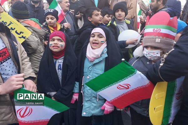 حضور حماسه آفرینی دانش‌آموزان و فرهنگیان منطقه ۱۰ در راهپیمایی ۲۲ بهمن ۱۴۰۱