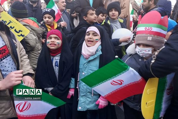 حضور حماسه آفرینی دانش‌آموزان و فرهنگیان منطقه ۱۰ در راهپیمایی ۲۲ بهمن ۱۴۰۱