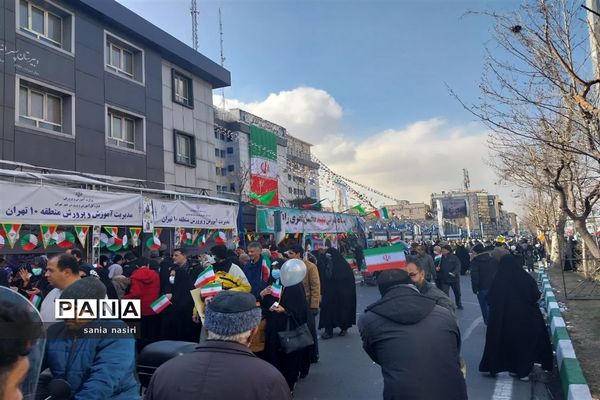 حضور حماسه آفرینی دانش‌آموزان و فرهنگیان منطقه ۱۰ در راهپیمایی ۲۲ بهمن ۱۴۰۱