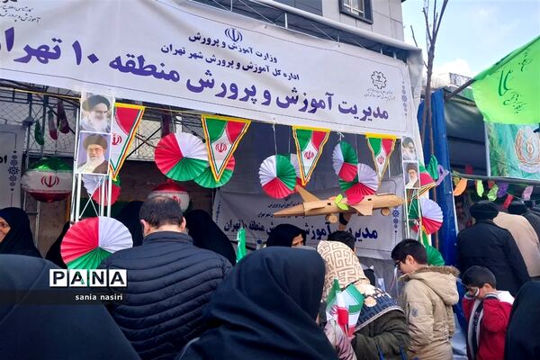 حضور حماسه آفرینی دانش‌آموزان و فرهنگیان منطقه ۱۰ در راهپیمایی ۲۲ بهمن ۱۴۰۱