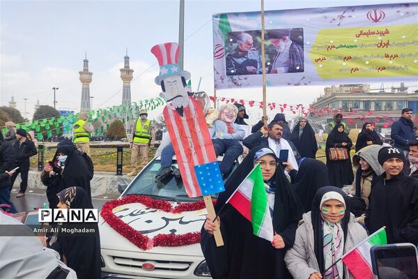 راهپیمایی پرشکوه چهل و چهارمین سالروز پیروزی انقلاب اسلامی زیر بارش برف