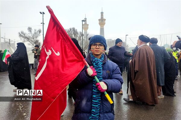 راهپیمایی پرشکوه چهل و چهارمین سالروز پیروزی انقلاب اسلامی زیر بارش برف