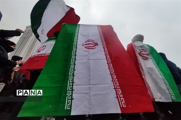 راهپیمایی پرشکوه چهل و چهارمین سالروز پیروزی انقلاب اسلامی زیر بارش برف