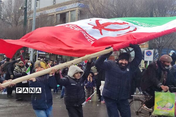 راهپیمایی پرشکوه چهل و چهارمین سالروز پیروزی انقلاب اسلامی زیر بارش برف