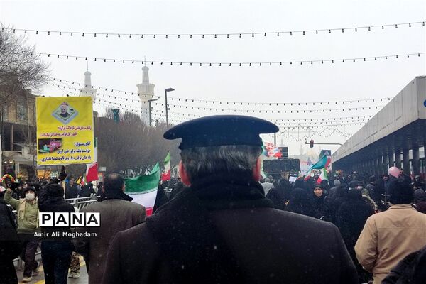 راهپیمایی پرشکوه چهل و چهارمین سالروز پیروزی انقلاب اسلامی زیر بارش برف