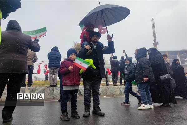 راهپیمایی پرشکوه چهل و چهارمین سالروز پیروزی انقلاب اسلامی زیر بارش برف