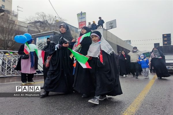 راهپیمایی پرشکوه چهل و چهارمین سالروز پیروزی انقلاب اسلامی زیر بارش برف