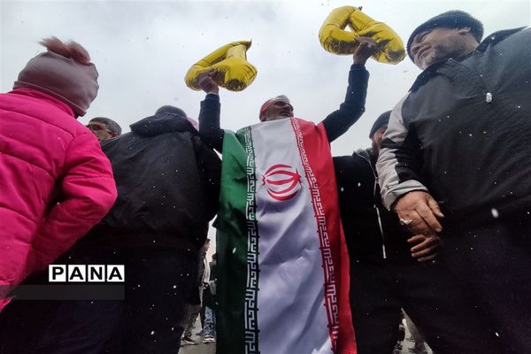 راهپیمایی پرشکوه چهل و چهارمین سالروز پیروزی انقلاب اسلامی زیر بارش برف