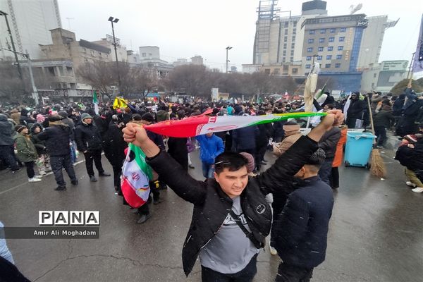 راهپیمایی پرشکوه چهل و چهارمین سالروز پیروزی انقلاب اسلامی زیر بارش برف