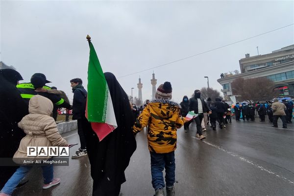 راهپیمایی پرشکوه چهل و چهارمین سالروز پیروزی انقلاب اسلامی زیر بارش برف