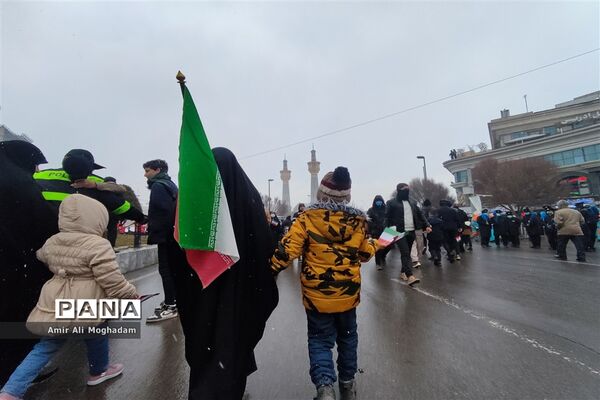 راهپیمایی پرشکوه چهل و چهارمین سالروز پیروزی انقلاب اسلامی زیر بارش برف