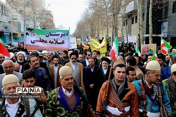 حضور پرشور مردم و دانش‌آموزان ناحیه یک خرم آباد در راهپیمایی 22بهمن