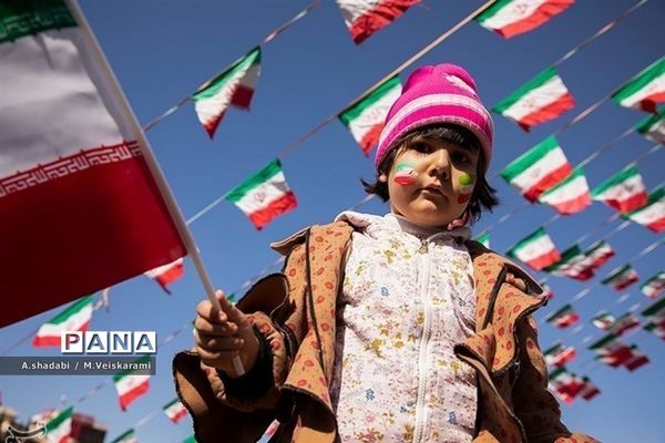 حضور پرشور مردم و دانش‌آموزان ناحیه یک خرم آباد در راهپیمایی 22بهمن