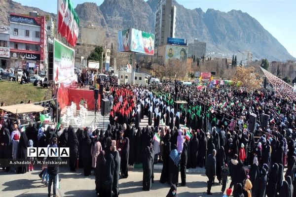 حضور پرشور مردم و دانش‌آموزان ناحیه یک خرم آباد در راهپیمایی 22بهمن
